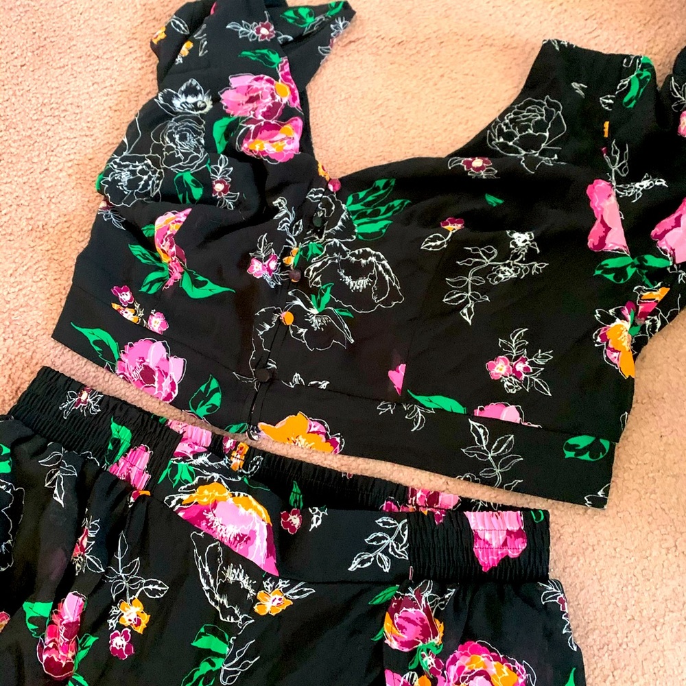 Gorgeous pant crop set.